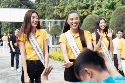 Hoa hậu Khánh Vân và 2 Á hậu tham gia hoạt động đầu tiên hậu đăng quang: Giản dị mà đẹp quá, ai nhỉnh hơn trong một khung hình?