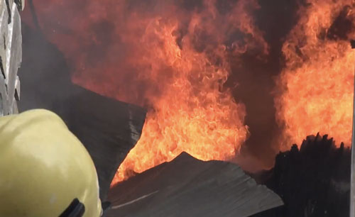 Đà Nẵng: Xưởng gỗ nằm gần kho gas bốc cháy ngùn ngụt