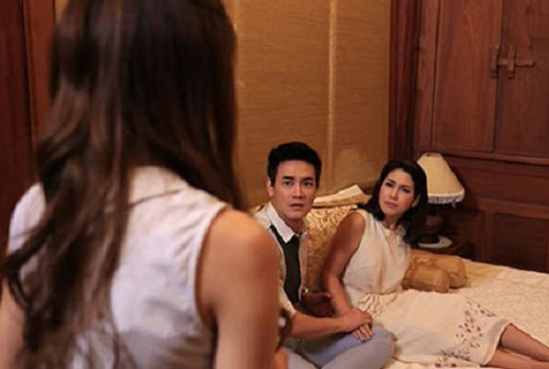 Biết chồng hẹn người tình tới nhà nghỉ hâm nóng tình yêu, vợ hộc tốc gửi con phi tới đánh ghen nhưng vừa nhìn mặt tình địch cô lại "vỗ tay": "Đẹp đôi lắm!"