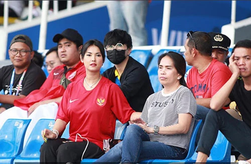 Tại SEA Games 2019 ở Philippines, cô nàng Maria Ozawa bất ngờ mặc áo đội Indonesia đến xem trận đấu giữa quốc gia này với ĐKVĐ Thái Lan. Chẳng rõ có phải nhờ 