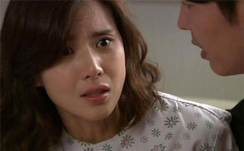 Chồng cũ quỳ khóc, hối lỗi xin quay lại, tôi còn yêu tha thiết nhưng đã muộn rồi