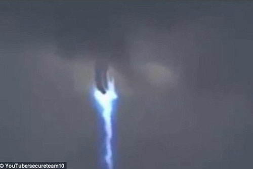 CLIP: Cảnh UFO hạ cánh xuống Trái Đất qua lỗ giun vũ trụ?