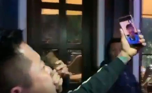 Tuấn Hưng bật khóc khi gọi Facetime với Văn Hậu, Trọng Hoàng sau chiến thắng lịch sử