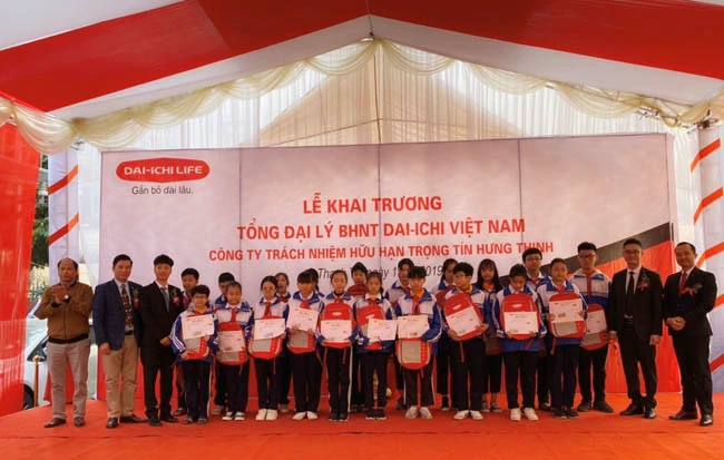 Dai-Ichi Việt Nam tặng 20 suất học bổng cho học sinh nghèo vượt khó học giỏi trên địa bàn huyện Thanh Trì, TP Hà Nội (ảnh TL)