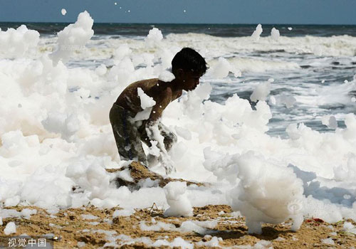 Sự thực kinh hoàng sau thảm họa bọt biển kỳ lạ, mùi khét lẹt