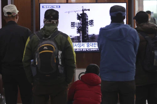 Người dân Hàn Quốc xem vụ thử tên lửa của Triều Tiên trên màn hình tại ga tàu điện ngầm ở Seoul. (Ảnh minh họa: AP)