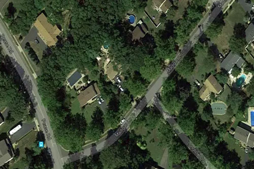 Vật thể lạ đầu hỏa tiễn đen sì nghi UFO gây sốc