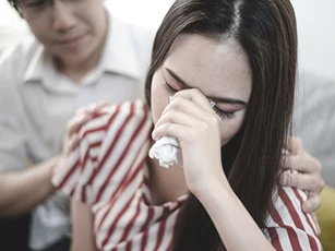 Thấy vợ ngày càng gầy gò, chồng tôi về sớm một bữa để tìm hiểu, vừa thấy mâm cơm mẹ để dành liền kéo tôi ra khỏi nhà ngay lập tức