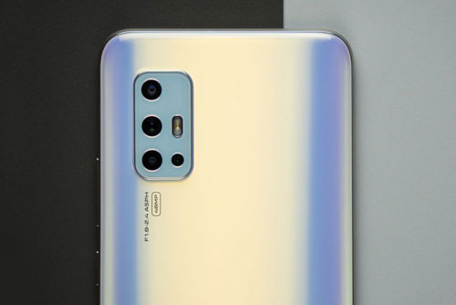 Cận cảnh 4 camera sau, RAM 8 GB, pin 4.500 mAh, giá hơn 7 triệu