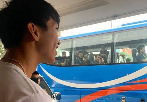 Không thể kìm nén nước mắt nhìn Văn Hậu đơn độc tiễn đồng đội về nước