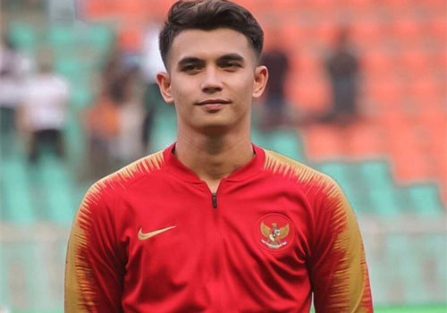 Chàng thủ môn 9X của U22 Indonesia phải vào lưới nhặt bóng 3 lần: Hot boy điển trai, nam tính nhưng ngoài đời lại có phong cách khác hẳn