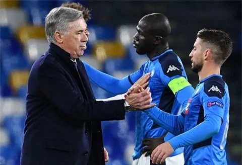 Ancelotti bị sa thải chỉ 3 giờ sau khi giúp Napoli đi tiếp ở Champions League