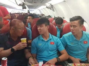 Tất cả người thân gia đình 2 đội vô địch cũng được Vietjet tặng vé bay khắp châu Á suốt cả năm