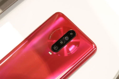 Xiaomi Redmi K30 và Redmi K30 5G sở hữu 4 camera sau. Cảm biến chính 64 MP, khẩu độ f/1.9 cho khả năng lấy nét theo pha. Cảm biến thứ hai 8 MP, f/2.2 cho ống kính góc rộng 120 độ. Ống kính macro 2 MP, f/2.4 và cảm biến chiều sâu 2 MP, f/2.4. Bộ đôi này được trang bị đèn flash LED kép, quay video 4K tốc độ 30 khung hình/giây, hoặc HD tốc độ 960 khung hình/giây. 