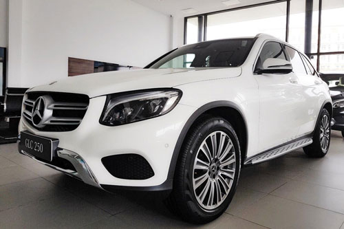 Thủ môn Bùi Tiến Dũng bất ngờ được tặng xe Mercedes-Benz tiền tỷ