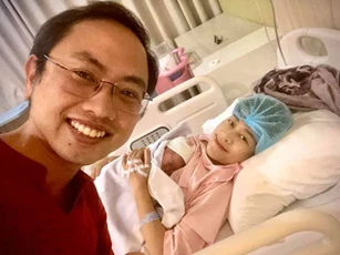 MC Phí Linh sinh con gái vào đúng ngày đặc biệt, dân tình thay nhau vào khen vợ chồng khéo đẻ quá!