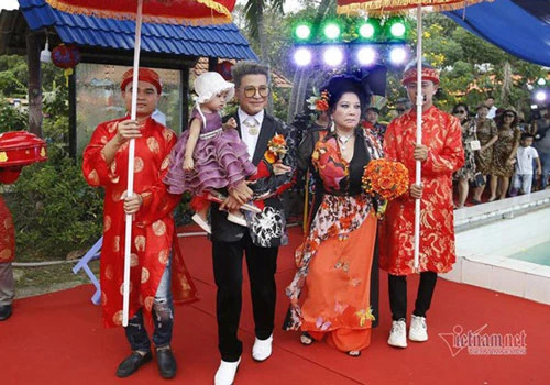 Theo Vietnamnet, MC Thanh Bạch cùng "bà trùm" Thúy Nga vừa tổ chức đám cưới nghệ thuật lần thứ 10. Ảnh: Vietnamnet