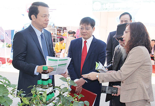 Phó Chủ tịch UBND tỉnh Thái Nguyên Dương Văn Lượng và Chủ tịch Liên minh HTX Thái Nguyên Nguyễn Văn Dũng thăm gian hàng giới thiệu về sản phẩm chè 