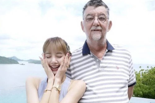 Mừng ngày của bố, Lisa (BLACKPINK) lần đầu tung ảnh chính thức bên người cha nổi tiếng thế giới