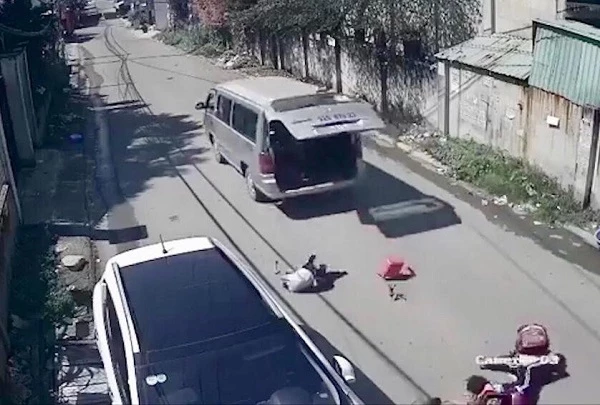 Xe đưa đón làm rơi học sinh vừa xảy ra tại tỉnh Đồng Nai.