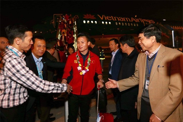 ẢNH: U22 Việt Nam và ĐT nữ Việt Nam về đến Hà Nội sau hành trình chinh phục SEA Games 30 - Ảnh 10. ẢNH: U22 Việt Nam và ĐT nữ Việt Nam về đến Hà Nội sau hành trình chinh phục SEA Games 30 - Ảnh 10.