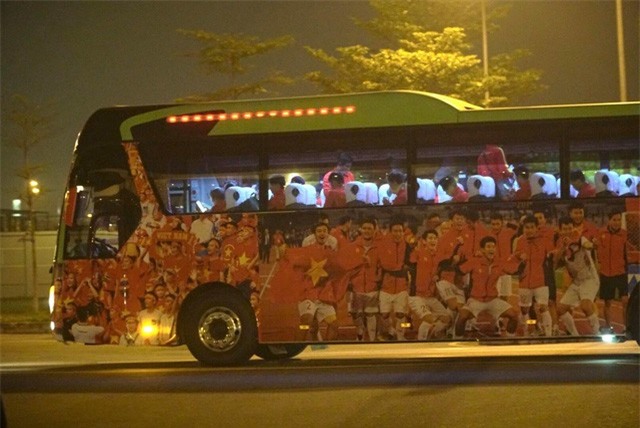 ẢNH: U22 Việt Nam và ĐT nữ Việt Nam về đến Hà Nội sau hành trình chinh phục SEA Games 30 - Ảnh 12. ẢNH: U22 Việt Nam và ĐT nữ Việt Nam về đến Hà Nội sau hành trình chinh phục SEA Games 30 - Ảnh 12.