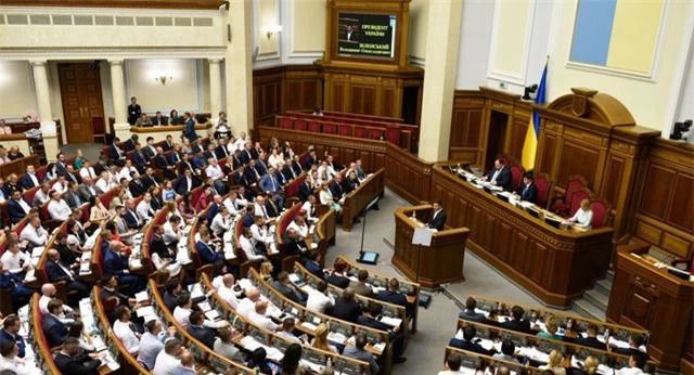Ẩu đả giữa phiên họp quốc hội, nghị sĩ Ukraine nhập viện vì chấn động não - 1