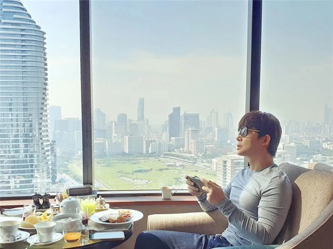 Cuộc sống sang chảnh của ca sĩ Nathan Lee vừa tậu biệt thự 380 tỷ ở Mỹ - Hình 9 Cuoc song sang chanh cua ca si Nathan Lee vua tau biet thu 380 ty o My-Hinh-9