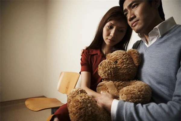 Đang buồn nẫu ruột vì công việc, về đến nhà lại bị mẹ chồng ném vali quần áo ra sân chỉ tay đuổi đi, tôi giận dữ mở két sắt ra lấy sạch 3 cuốn sổ đỏ rồi bỏ đi - Ảnh 2. Đang buồn nẫu ruột vì công việc, về đến nhà lại bị mẹ chồng ném vali quần áo ra sân chỉ tay đuổi đi, tôi giận dữ mở két sắt ra lấy sạch 3 cuốn sổ đỏ rồi bỏ đi - Ảnh 2.