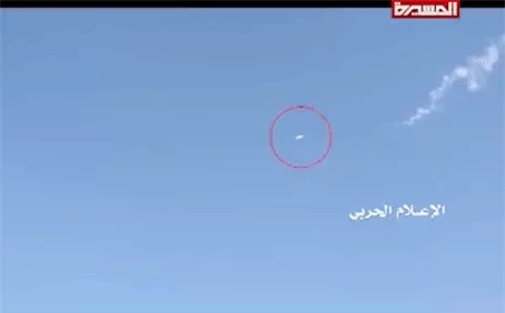 Den luot may bay Trung Quoc tro thanh nan nhan cua ten lua R-27T trong tay Houthi-Hinh-2