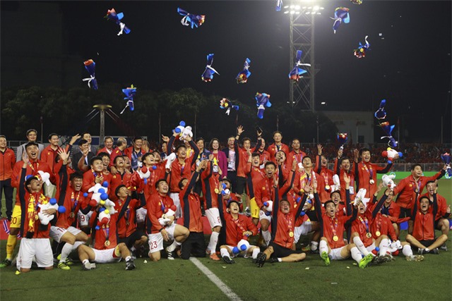 Những hình ảnh không thể nào quên trong lần đầu tiên bóng đá nam Việt Nam lên đỉnh SEA Games - Ảnh 11. Những hình ảnh không thể nào quên trong lần đầu tiên bóng đá nam Việt Nam lên đỉnh SEA Games - Ảnh 11.