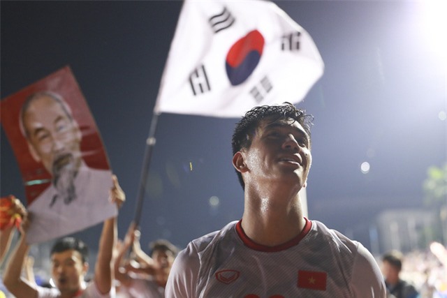 Những hình ảnh không thể nào quên trong lần đầu tiên bóng đá nam Việt Nam lên đỉnh SEA Games - Ảnh 7. Những hình ảnh không thể nào quên trong lần đầu tiên bóng đá nam Việt Nam lên đỉnh SEA Games - Ảnh 7.