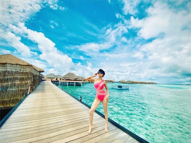 Phát 'sốt' với ảnh Trang Trần diện bikini được Ngọc Trinh tặng - ảnh 1