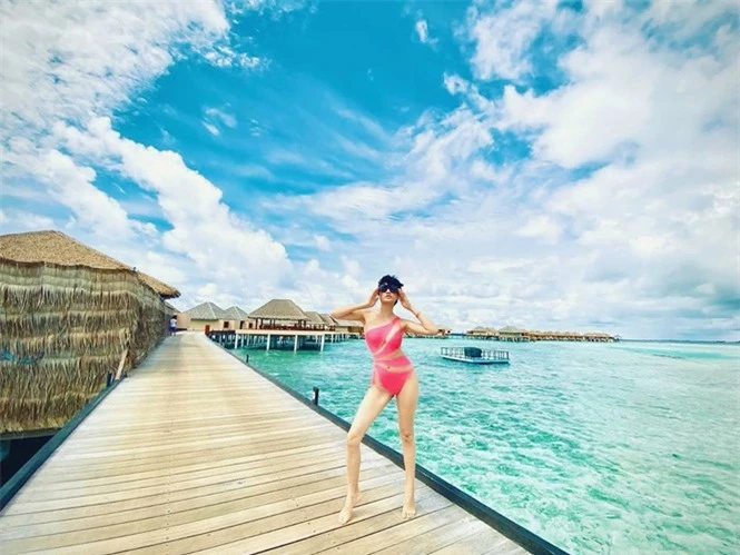 Phát 'sốt' với ảnh Trang Trần diện bikini được Ngọc Trinh tặng - ảnh 2