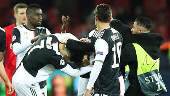 Ronaldo nổi điên, đá fan vì bị đòi selfie