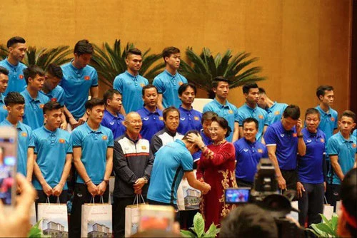 Chủ tịch Quốc hội gặp mặt, mừng thành công của đội tuyển U23 Việt Nam khi các cầu thủ trở về từ Thường Châu, Trung Quốc. Ảnh: Dân trí.