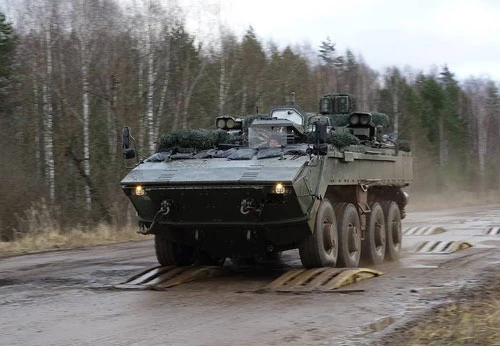Loại xe thiết giáp mới bậc nhất của Nga hiện nay là thiết giáp Bumerang với tên đầy đủ là VPK-7829. Đây là loại thiết giáp được chế tạo theo công nghệ mô-đun, có khả năng hoạt động như thiết giáp chở quân lội nước hoặc xe chiến đấu bộ binh. Nguồn ảnh: Livejour.