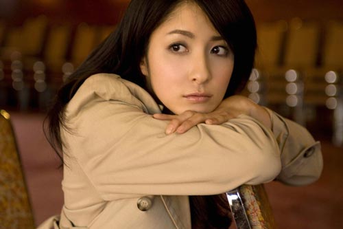 Đang buồn nẫu ruột vì công việc, về đến nhà lại bị mẹ chồng ném vali quần áo ra sân chỉ tay đuổi đi, tôi giận dữ mở két sắt lấy sạch 3 cuốn sổ đỏ rồi bỏ đi