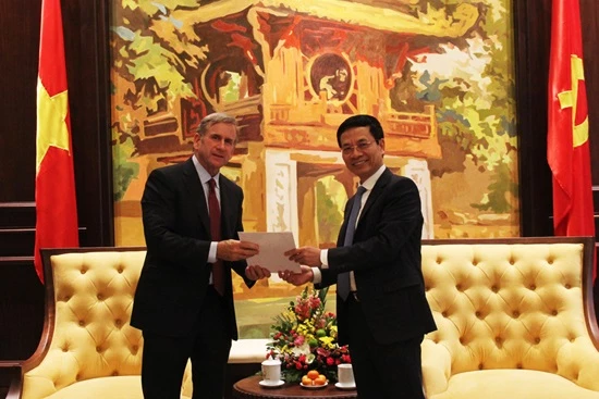 Bộ trưởng Bộ TT&TT Nguyễn Mạnh Hùng tiếp Phó Chủ tịch Qualcomm tại Hà Nội.