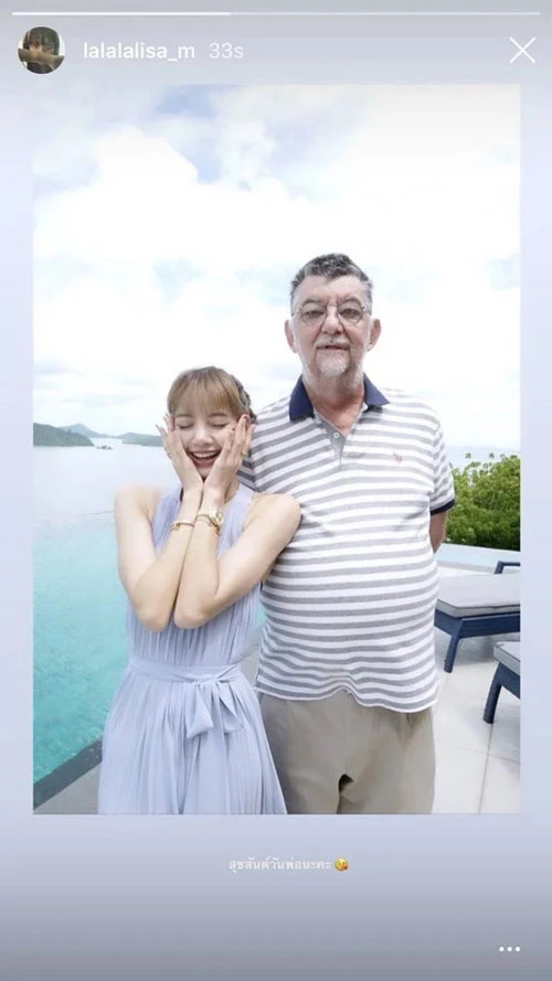 Hình ảnh cực đáng yêu của Lisa bên bố dượng khiến fan "tan chảy" vì quá đáng yêu