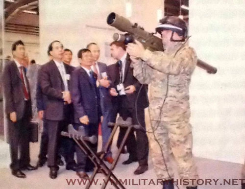 Tổ hợp tên lửa phòng không vác vai của Ba Lan mang tên Grom từng thu hút sự chú ý của Việt Nam được quốc gia này thiết kế dựa trên phiên bản gốc là tên lửa phòng không vác vai 9K38 Igla do Liên Xô chế tạo. Nguồn ảnh: VNmilitary.