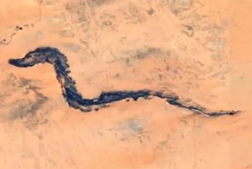 “Hóa thạch rồng” dài gần 10.000 mét giữa sa mạc châu Phi?