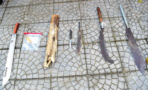 Thừa Thiên - Huế: Mâu thuẫn đòi nợ, dùng hung khí truy sát, phá tan xe taxi chở đối thủ