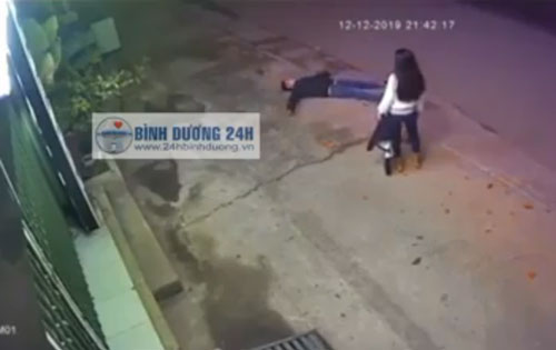 Cãi nhau với bạn gái, nam thanh niên đập gạch vào đầu rồi nằm lăn ra đường giả vờ ngất nhưng cái kết khiến dân mạng cười nắc nẻ