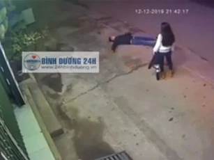 Cãi nhau với bạn gái, nam thanh niên đập gạch vào đầu rồi nằm lăn ra đường giả vờ ngất nhưng cái kết khiến dân mạng cười nắc nẻ