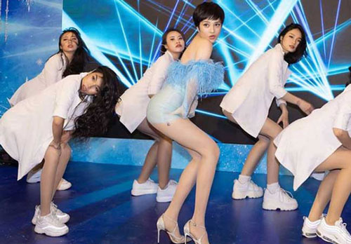 Bảo Anh, Khổng Tú Quỳnh táo bạo thời độc thân với váy ngắn, mốt no bra