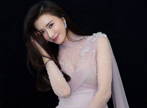 Chân dài Đài Loan lấy "phi công trẻ" Nhật Bản chăm làm đẹp từ trẻ