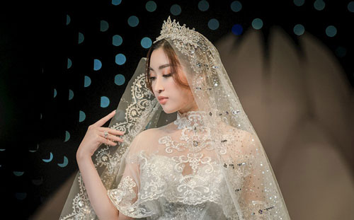 Đỗ Mỹ Linh xinh như công chúa, diện váy cưới 1 triệu USD