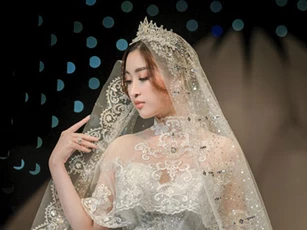 Đỗ Mỹ Linh xinh như công chúa, diện váy cưới 1 triệu USD