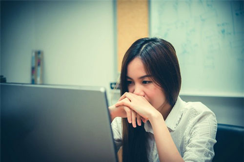 Rút 200 triệu đưa mẹ chồng chữa ung thư, tôi sốc khi tình cờ thấy bà ở trung tâm thương mại nhưng lời bào chữa của chồng càng khiến tôi tức điên hơn